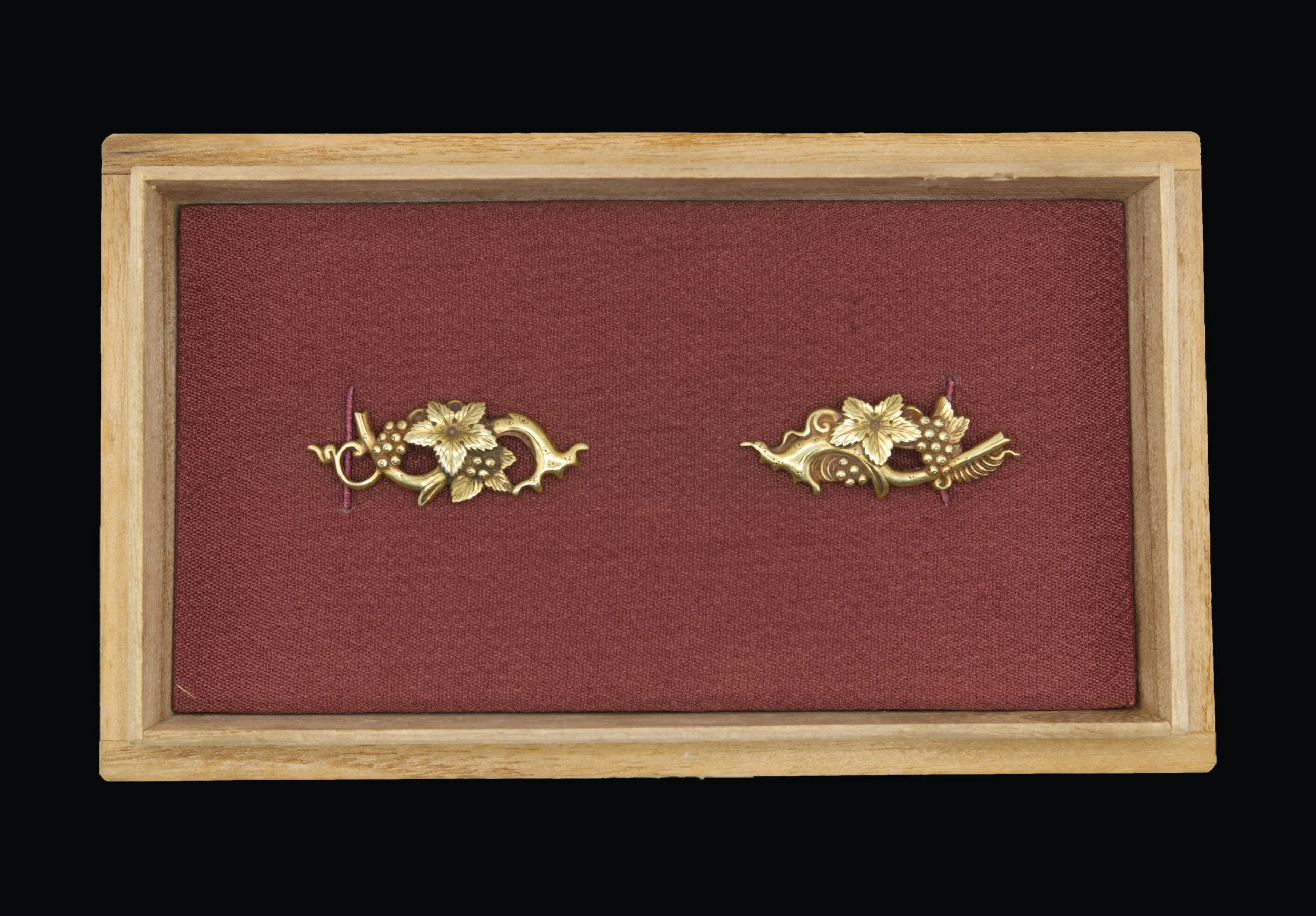 NBTHK Hozon Solid Gold Grape Menuki 目貫 | katana24
